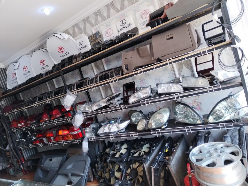 مؤسسة عالم الفن لقطع غيار السيارات الجديدة والمستعملة في سيهات