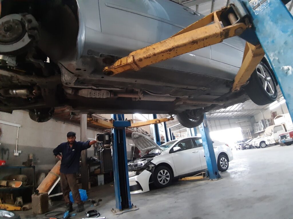 مؤسسة الصفار التجارية لبيع قطع غيار السيارات ورشة الصفار في الخلف في القطيف